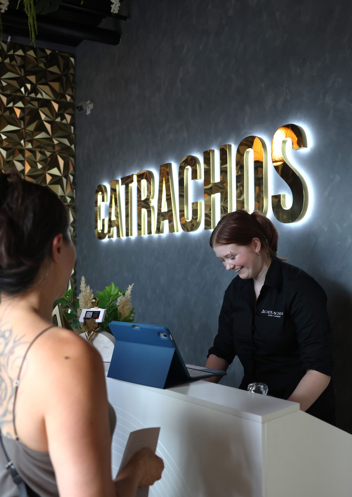 Catrachos host